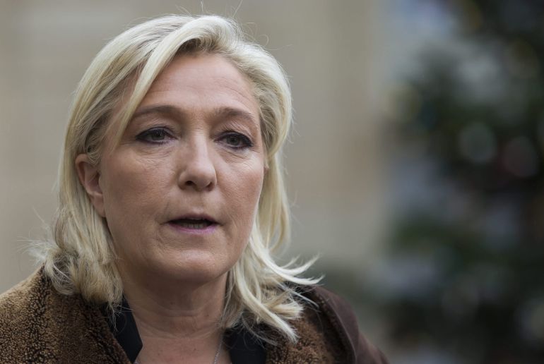 La líder der partido francés Frente Nacional (FN), Marine Le Pen, se dirije a los medios a su salida del Palacio del Elíseo tras reunirse con el presidente francés François Hollande en París (Francia) en una foto de archivo. La líder der partido francés Frente Nacional (FN), Marine Le Pen, se dirije a los medios a su salida del Palacio del Elíseo tras reunirse con el presidente francés François Hollande en París (Francia) en una foto de archivo.