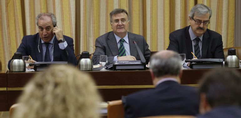 La Comisión Constitucional del Congreso que aprueba los dos proyectos de ley de lucha contra la corrupción, de control financiero de los partidos y del ejercicio del alto cargo. La Comisión Constitucional del Congreso que aprueba los dos proyectos de ley de lucha contra la corrupción, de control financiero de los partidos y del ejercicio del alto cargo.