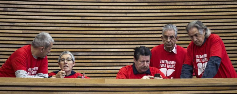 GRA039. VALENCIA, 15/01/2015.- Todos los grupos políticos de Les Corts han aprobado hoy una propuesta de resolución, presentada inicialmente por Compromís pero refundida posteriormente sobre el texto propuesto por el PP, para instar al Consell a que garantice medicamentos de última generación para enfermos de Hepatitis C. En la imagen, miembros de la asociación de enfermos. EFE/Manuel Bruque GRA039. VALENCIA, 15/01/2015.- Todos los grupos políticos de Les Corts han aprobado hoy una propuesta de resolución, presentada inicialmente por Compromís pero refundida posteriormente sobre el texto propuesto por el PP, para instar al Consell a que garantice medicamentos de última generación para enfermos de Hepatitis C. En la imagen, miembros de la asociación de enfermos. EFE/Manuel Bruque