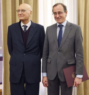 GRA123. MADRID, 12/01/2015.- El Plan estratégico Nacional para el Abordaje de la Hepatitis C celebra hoy su primera reunión de coordinación, presidida por el hepatólogo Joan Rodés (i), y a la que asiste el ministro de Sanidad, Alfonso Alonso (d), en la que se determinará la estrategia frente a la enfermedad y los pacientes a los que se deben prescribir los nuevos fármacos. EFE/ JAVIER LIZÓN GRA123. MADRID, 12/01/2015.- El Plan estratégico Nacional para el Abordaje de la Hepatitis C celebra hoy su primera reunión de coordinación, presidida por el hepatólogo Joan Rodés (i), y a la que asiste el ministro de Sanidad, Alfonso Alonso (d), en la que se determinará la estrategia frente a la enfermedad y los pacientes a los que se deben prescribir los nuevos fármacos. EFE/ JAVIER LIZÓN