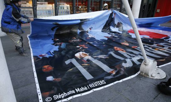Pancarta en homenage a los manifestantes del 11 de enero y a las víctimas de los atentados en París Pancarta en homenage a los manifestantes del 11 de enero y a las víctimas de los atentados en París