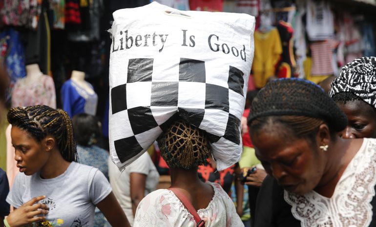 Una joven nigeriana acarrea un saco donde puede leerse: "La libertad es buena" Una joven nigeriana acarrea un saco donde puede leerse: "La libertad es buena"