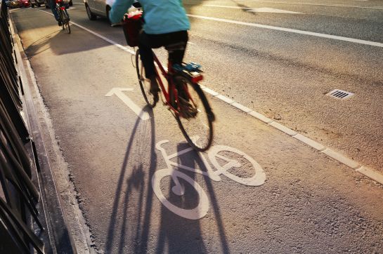 El dictamen no comparte la idea de que las bicicletas puedan circular por la acera con los peatones. El dictamen no comparte la idea de que las bicicletas puedan circular por la acera con los peatones.