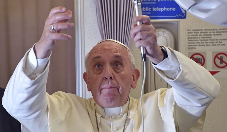 El papa Francisco se dirige a los periodistas que comparten su vuelo desde Manila (Filipinas) a Roma (Italia). El papa Francisco se dirige a los periodistas que comparten su vuelo desde Manila (Filipinas) a Roma (Italia).