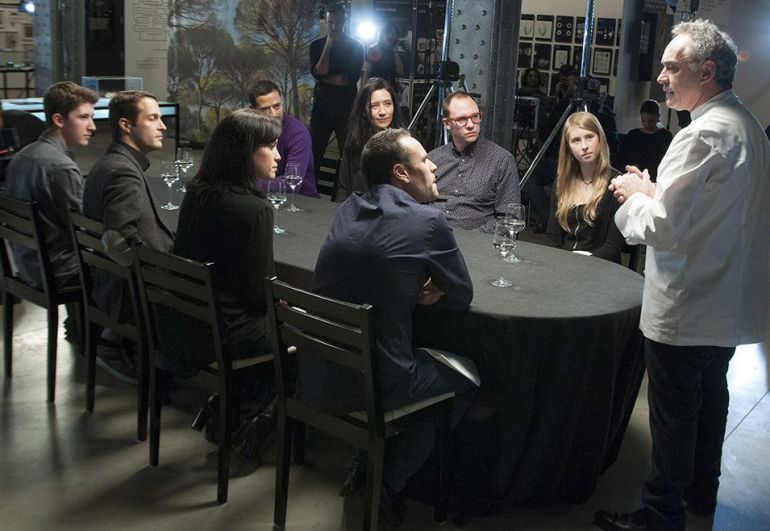 Ferran Adrià (d), con los ocho comensales seleccionados y, de fondo, el equipo de grabación del documental. Ferran Adrià (d), con los ocho comensales seleccionados y, de fondo, el equipo de grabación del documental.
