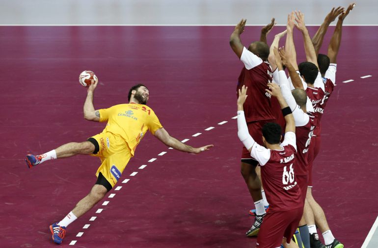 BAL01. DOHA (CATAR), 21/01/2015.- El jugador de la selección española de balonmano, Joan Canellas (izda), se dispone a lanzar hacia la portería de Catar, durante el partido del grupo A del Mundial de balonmano de Catar disputado en el pabellón deportivo Lusail de Doha, el 21 de enero del 2015. EFE/Guillaume Horcajuelo SÓLO USO EDITORIAL/PROHIBIDA SU VENTA BAL01. DOHA (CATAR), 21/01/2015.- El jugador de la selección española de balonmano, Joan Canellas (izda), se dispone a lanzar hacia la portería de Catar, durante el partido del grupo A del Mundial de balonmano de Catar disputado en el pabellón deportivo Lusail de Doha, el 21 de enero del 2015. EFE/Guillaume Horcajuelo SÓLO USO EDITORIAL/PROHIBIDA SU VENTA