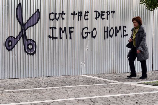 Pintada contra el FMI en el centro de Atenas. Pintada contra el FMI en el centro de Atenas.