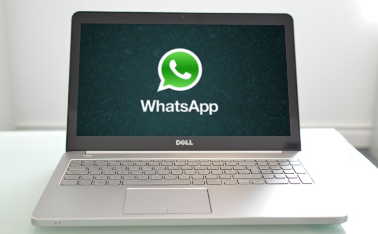 Logotipo de WhatsApp en la pantalla de un ordenador portátil Logotipo de WhatsApp en la pantalla de un ordenador portátil