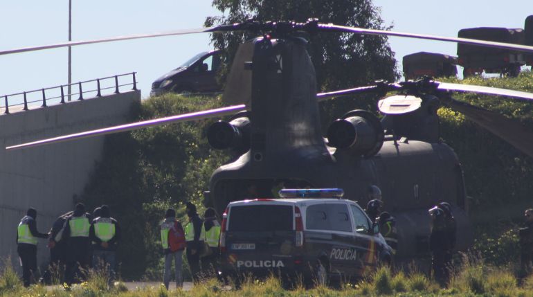 Momento del traslado de los yihadistas detenidos hacia el helicóptero Momento del traslado de los yihadistas detenidos hacia el helicóptero