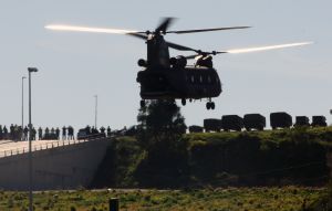 El helicóptero despega con los detenidos a bordo en dirección a la península El helicóptero despega con los detenidos a bordo en dirección a la península