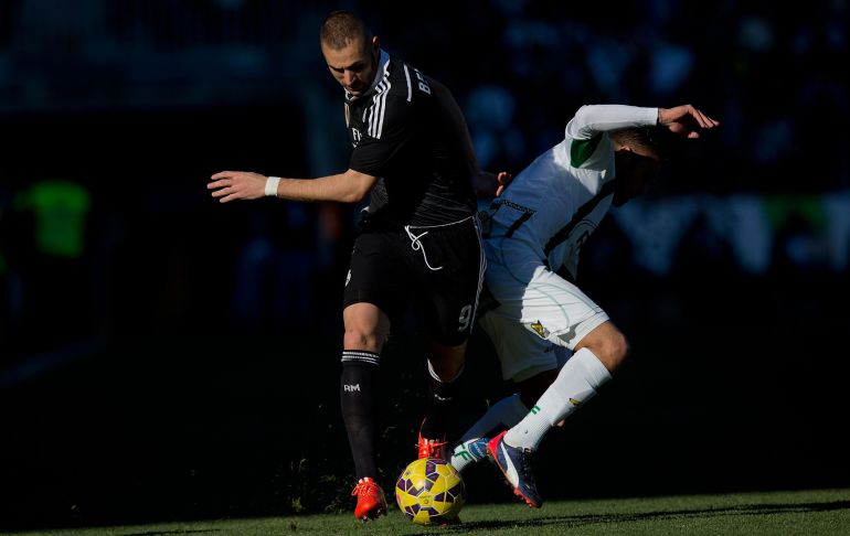 CORDOBA, SPAIN - JANUARY 24: Karim Benzema (L) of Real Madrid CF competes for the ball with Fausto Rosi (R) of Cordoba CF during the La Liga match between Cordoba CF and Real Madrid CF at El Arcangel stadium on January 24, 2015 in Cordoba, Spain. (Photo by Gonzalo Arroyo Moreno/Getty Images) CORDOBA, SPAIN - JANUARY 24: Karim Benzema (L) of Real Madrid CF competes for the ball with Fausto Rosi (R) of Cordoba CF during the La Liga match between Cordoba CF and Real Madrid CF at El Arcangel stadium on January 24, 2015 in Cordoba, Spain. (Photo by Gonzalo Arroyo Moreno/Getty Images)