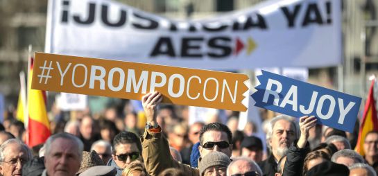 GRA119. MADRID, 24/01/2015.- La Asociación de Víctimas del Terrorismo (AVT) ha protestado hoy, en la madrileña plaza de Colón contra el Gobierno por sus incumplimientos electorales y por una política antiterrorista con la que se está otorgando a los etarras, opinan, beneficios injustificados y cesiones. Concentracion victimas del terrorismo. Bajo el lema "No más traiciones" sobre el nombre de cada una de las víctimas asesinadas a manos de ETA, la AVT ha pretendido movilizar a la ciudadanía para clamar al Ejecutivo de Mariano Rajoy que no ha cumplido ninguna de las promesas que plasmó en su programa electoral en materia antiterrorista hace más de tres años. EFE/Emilio Naranjo GRA119. MADRID, 24/01/2015.- La Asociación de Víctimas del Terrorismo (AVT) ha protestado hoy, en la madrileña plaza de Colón contra el Gobierno por sus incumplimientos electorales y por una política antiterrorista con la que se está otorgando a los etarras, opinan, beneficios injustificados y cesiones. Concentracion victimas del terrorismo. Bajo el lema "No más traiciones" sobre el nombre de cada una de las víctimas asesinadas a manos de ETA, la AVT ha pretendido movilizar a la ciudadanía para clamar al Ejecutivo de Mariano Rajoy que no ha cumplido ninguna de las promesas que plasmó en su programa electoral en materia antiterrorista hace más de tres años. EFE/Emilio Naranjo
