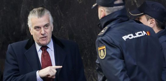 GRA158. Madrid. 23/01/2015.- El extesorero del PP Luis Bárcenas, a su llegada hoy a la Audiencia Nacional, tras quedar ayer en libertad, para cumplir por primera vez con las tres comparecencias semanales en el Juzgado de Pablo Ruz que le impuso la sección cuarta de la Sala de lo Penal como medida cautelar una vez fuera excarcelado. EFE/Fernando Alvarado GRA158. Madrid. 23/01/2015.- El extesorero del PP Luis Bárcenas, a su llegada hoy a la Audiencia Nacional, tras quedar ayer en libertad, para cumplir por primera vez con las tres comparecencias semanales en el Juzgado de Pablo Ruz que le impuso la sección cuarta de la Sala de lo Penal como medida cautelar una vez fuera excarcelado. EFE/Fernando Alvarado