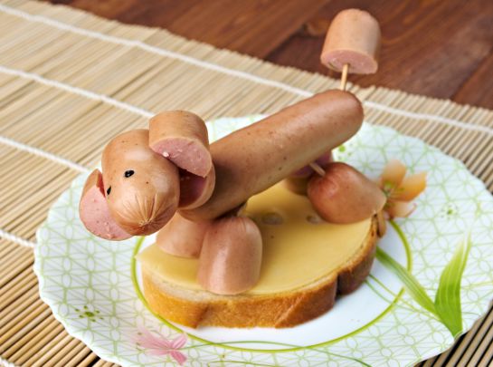 Unos palillos, un par de salchichas, pan, queso... ¡y mucha creatividad! Unos palillos, un par de salchichas, pan, queso... ¡y mucha creatividad!