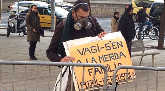 Una ciudadano protesta a las afueras de la Ciudad de la Justicia de Barcelona con una pancarta que dice "Váyase a la mierda, familia Pujol Ferrusola" Una ciudadano protesta a las afueras de la Ciudad de la Justicia de Barcelona con una pancarta que dice "Váyase a la mierda, familia Pujol Ferrusola"
