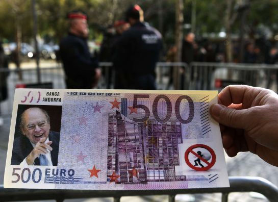 Un billete falso de 500 euros con la cara del expresidente de la Generalitat, Jordi Pujol, a la salida de los juzgados Un billete falso de 500 euros con la cara del expresidente de la Generalitat, Jordi Pujol, a la salida de los juzgados