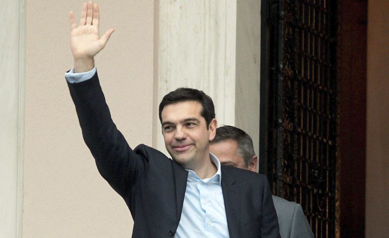 El líder de la izquierdista Syriza, Alexis Tsipras, saluda al público congregado al llegar a la oficinas del Primer Ministro El líder de la izquierdista Syriza, Alexis Tsipras, saluda al público congregado al llegar a la oficinas del Primer Ministro