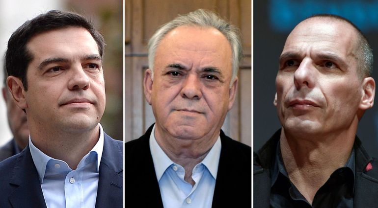 Alexis Tsipras (primer ministro) a la izquierda, junto a Dragasakis (viceprimer ministro económico) y Varoufakis (ministro de Finanzas). Alexis Tsipras (primer ministro) a la izquierda, junto a Dragasakis (viceprimer ministro económico) y Varoufakis (ministro de Finanzas).