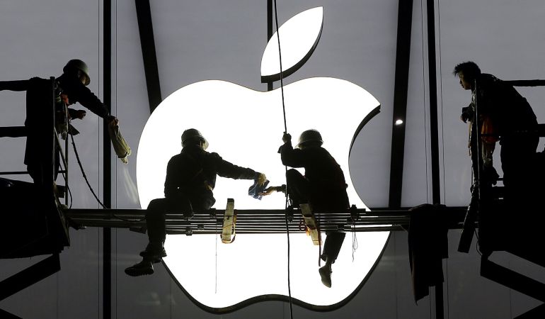Unos trabajadores finalizan las labores de apertura de una tienda de Apple en China Unos trabajadores finalizan las labores de apertura de una tienda de Apple en China