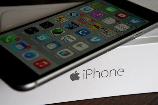 Un iPhone 6 sobre la caja Un iPhone 6 sobre la caja