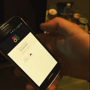 El usuario personaliza el café desde una app en el móvil El usuario personaliza el café desde una app en el móvil