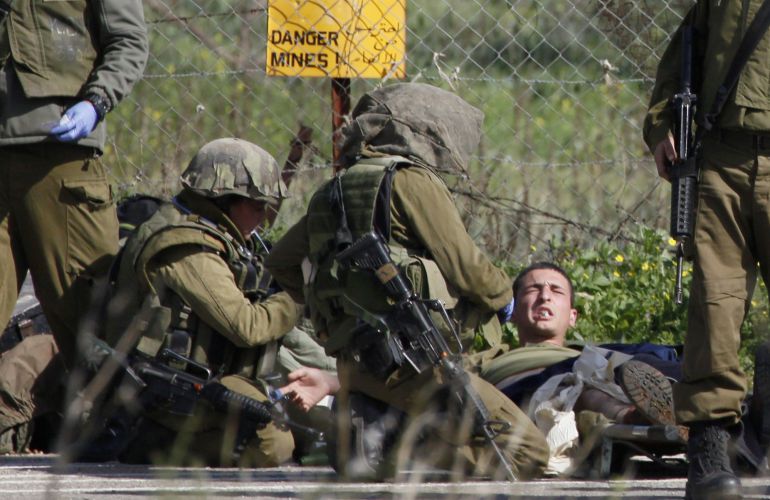 Un soldado israelí es atendido tras el fuego cruzado entre Hizulá y el Ejército israelí en los Altos del Golán. En el ataque ha muerto un militar español, por fuego israelí Un soldado israelí es atendido tras el fuego cruzado entre Hizulá y el Ejército israelí en los Altos del Golán. En el ataque ha muerto un militar español, por fuego israelí