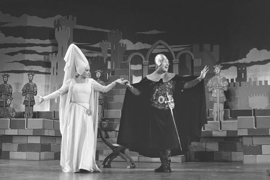 Amparo Baró junto a Manolo Gómez Bur representando la obra 'La venganza de don Mendo' (1978) Amparo Baró junto a Manolo Gómez Bur representando la obra 'La venganza de don Mendo' (1978)