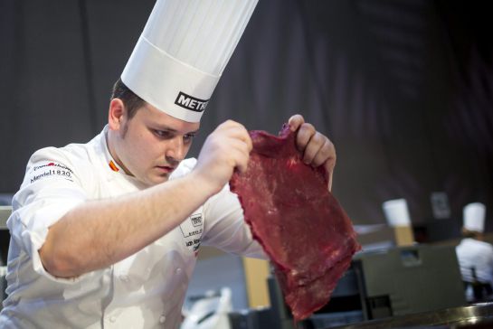 El cocinero español Juan Manuel Salgado, preparando un plato durante el concurso europeo de cocina Bocuse d'Or, en Budapest. El cocinero español Juan Manuel Salgado, preparando un plato durante el concurso europeo de cocina Bocuse d'Or, en Budapest.