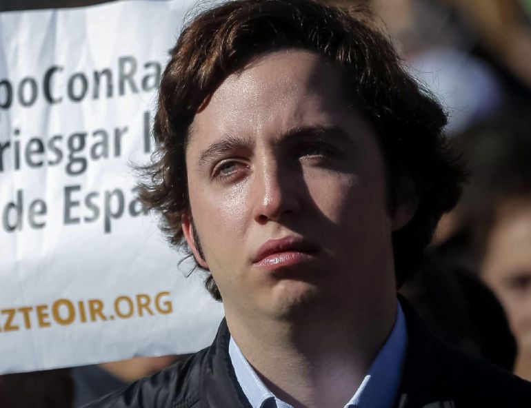 Francisco Nicolás Gómez Iglesias, el pequeño Nicolás (c), durante la concentración de la Asociación de Víctimas del Terrorismo (AVT) Francisco Nicolás Gómez Iglesias, el pequeño Nicolás (c), durante la concentración de la Asociación de Víctimas del Terrorismo (AVT)