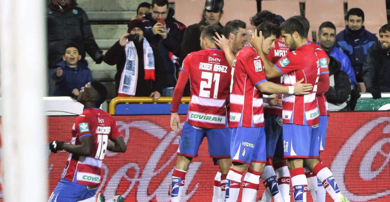 GRA369. GRANADA, 31/01/15.- Los jugadores del Granada celebran el gol marcado por su compañero, el delantero colombiano Jhon Córdoba al Elche, durante el partido de Liga de Primera División disputado esta noche en el Nuevo Estadio de Los Cármenes, en Granada. EFE/Miguel Ángel Molina GRA369. GRANADA, 31/01/15.- Los jugadores del Granada celebran el gol marcado por su compañero, el delantero colombiano Jhon Córdoba al Elche, durante el partido de Liga de Primera División disputado esta noche en el Nuevo Estadio de Los Cármenes, en Granada. EFE/Miguel Ángel Molina