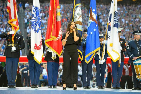 Idina Menzel interpreta el himno de Estados Unidos antes del inicio de la Super Bowl. Idina Menzel interpreta el himno de Estados Unidos antes del inicio de la Super Bowl.
