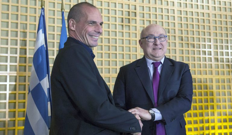 El ministro griego de Finanzas, Yanis Varoufakis, saluda a su homólogo francés, Michel Sapin. El ministro griego de Finanzas, Yanis Varoufakis, saluda a su homólogo francés, Michel Sapin.