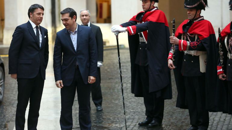 El primer ministro italiano, Matteo Renzi, junto con su homónimo griego, Alexis Tsipras. El primer ministro italiano, Matteo Renzi, junto con su homónimo griego, Alexis Tsipras.