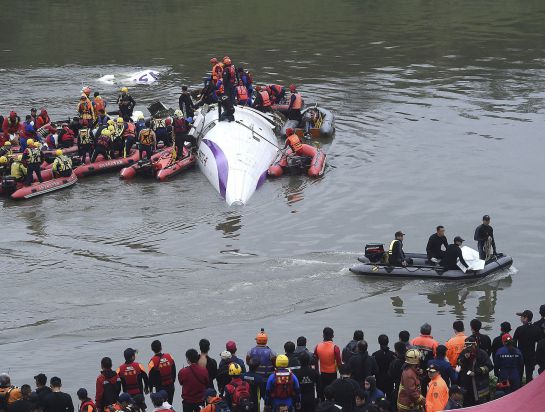 El rescate del avión siniestrado en Taipei El rescate del avión siniestrado en Taipei