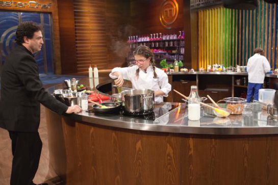 Martina y Manuel cocinan ante la mirada de Pepe Rodríguez Martina y Manuel cocinan ante la mirada de Pepe Rodríguez