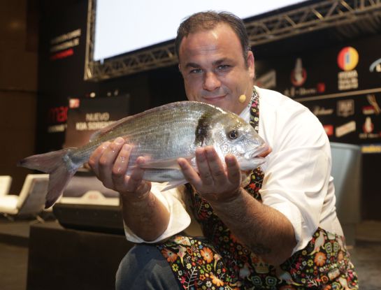 Ángel León muestra la dorada a la que estaba a punto de sacarle sangre. Ángel León muestra la dorada a la que estaba a punto de sacarle sangre.