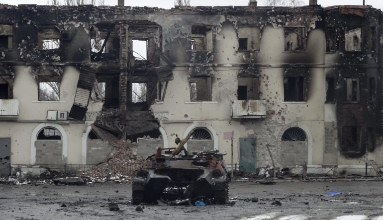 Vistas de los restos de un edificio y un vehículo blindado dañados tras un ataque aéreo en Uglegorsk, cerca de la ciudad de Debáltsevo, Donetsk, Vistas de los restos de un edificio y un vehículo blindado dañados tras un ataque aéreo en Uglegorsk, cerca de la ciudad de Debáltsevo, Donetsk,
