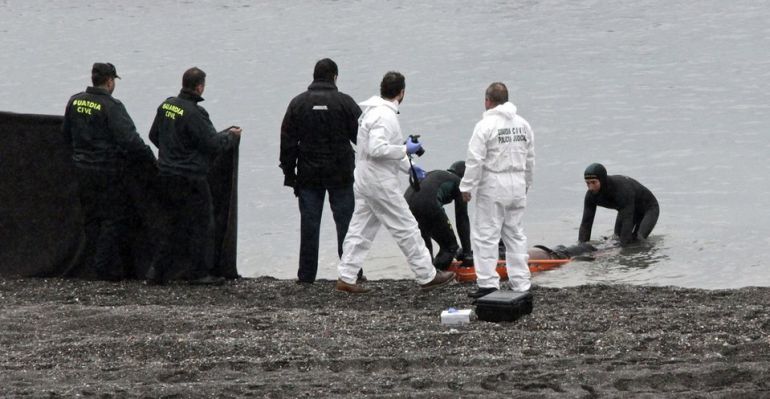 La Guardia Civil recupera el cuerpo de un inmigrante ahogado en la playa del Tarajal de Ceuta La Guardia Civil recupera el cuerpo de un inmigrante ahogado en la playa del Tarajal de Ceuta
