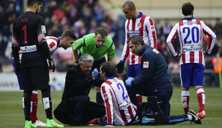 Diego Godín atendido en el campo durante el derbi Diego Godín atendido en el campo durante el derbi