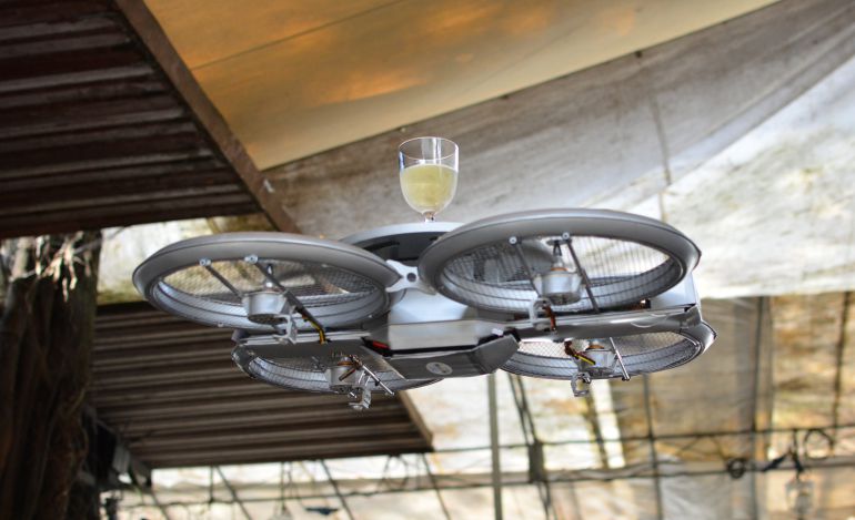En los restaurantes Timbre de Singapur, las copas llegan (literalmente) volando. En los restaurantes Timbre de Singapur, las copas llegan (literalmente) volando.