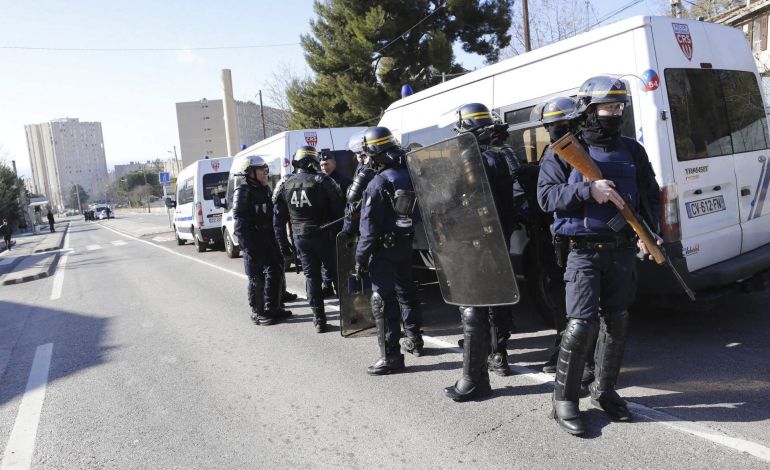 Agentes de las fuerzas de seguridad de la Policía Nacional francesa patrullan el popular barrio de La Castellane en el norte de Marsella. Agentes de las fuerzas de seguridad de la Policía Nacional francesa patrullan el popular barrio de La Castellane en el norte de Marsella.