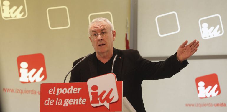 GRA45 MADRID, 9/2/2015.- El coordinador de IU, Cayo Lara,durante la rueda de prensa que ofreció hoy en la sede de su partido en la que ha acusado por primera vez públicamente a Podemos de lanzar una "opa hostil" contra IU para fagocitarla y ha arremetido particularmente contra su líder, Pablo Iglesias, de quien ha dicho que no tiene principios, "tiene los principios de Groucho Marx".También ha aprovechado para exigir al "número 3" de Podemos, Juan Carlos Monedero, que aclare su situación con Hacienda.
EFE/Ballesteros GRA45 MADRID, 9/2/2015.- El coordinador de IU, Cayo Lara,durante la rueda de prensa que ofreció hoy en la sede de su partido en la que ha acusado por primera vez públicamente a Podemos de lanzar una "opa hostil" contra IU para fagocitarla y ha arremetido particularmente contra su líder, Pablo Iglesias, de quien ha dicho que no tiene principios, "tiene los principios de Groucho Marx".También ha aprovechado para exigir al "número 3" de Podemos, Juan Carlos Monedero, que aclare su situación con Hacienda.
EFE/Ballesteros