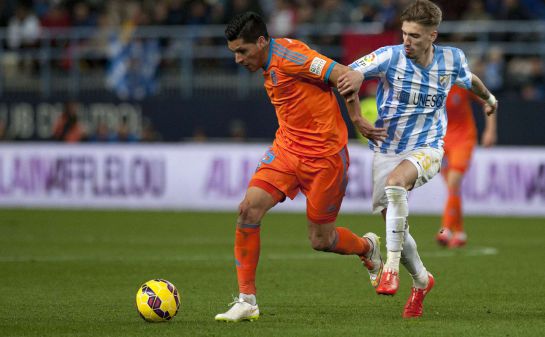 Enzo Pérez, en un partido entre el Valencia y el Málaga en La Rosaleda. Enzo Pérez, en un partido entre el Valencia y el Málaga en La Rosaleda.