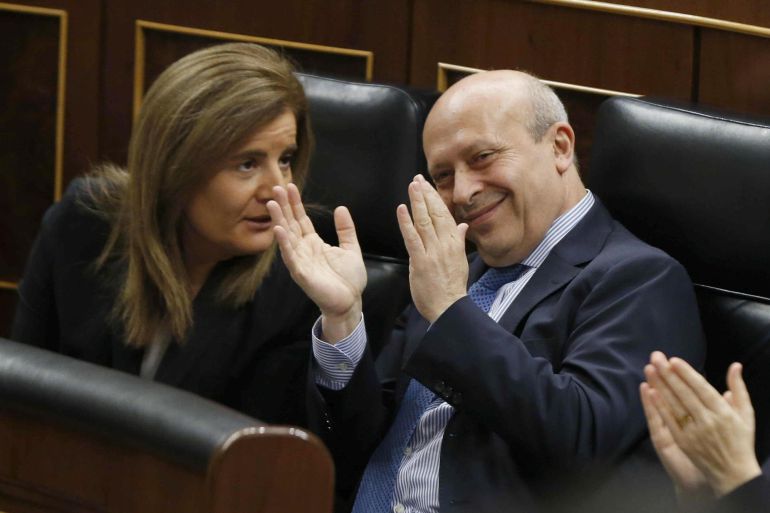GRA021. MADRID, 11/02/2015.- El ministro de Educación y Cultura, José Ignacio Wert, junto a la ministra de Empleo y Seguridad Social, Fátima Báñez, durante la sesión de control al Gobierno del Congreso. EFE/Juan Carlos Hidalgo GRA021. MADRID, 11/02/2015.- El ministro de Educación y Cultura, José Ignacio Wert, junto a la ministra de Empleo y Seguridad Social, Fátima Báñez, durante la sesión de control al Gobierno del Congreso. EFE/Juan Carlos Hidalgo