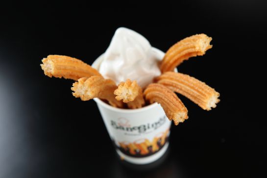 Helado con churros (chinos) de San Ginés. Helado con churros (chinos) de San Ginés.