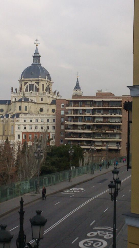 Exterior de la vivienda a la que piensa trasladarse Rouco Varela con la catedral de la Almudena al fondo Exterior de la vivienda a la que piensa trasladarse Rouco Varela con la catedral de la Almudena al fondo