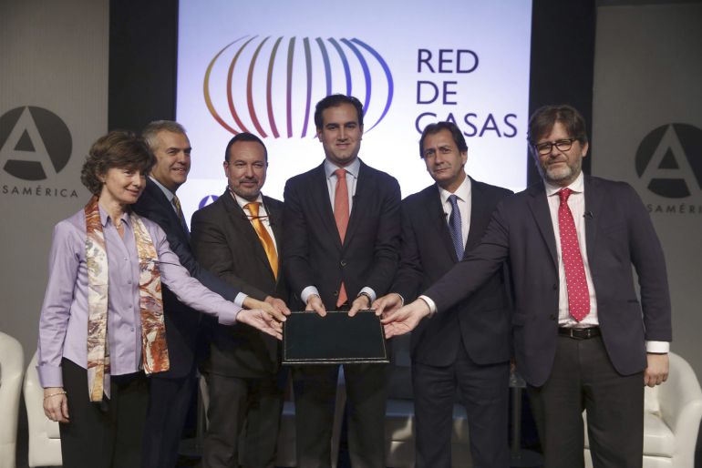 GRA155 MADRID, 13/02/2015.- Los directores de Casa Mediterráneo, Almudena Muñoz; Casa Árabe, Eduardo López Busquets; Casa Asia, Ramón Moreno; Casa de América, Tomás Poveda; Casa África, Luis Padrón; Casa Sefarad-Israel, Miguel de Lucas (i a d); durante la firma de un protocolo para crear un marco de colaboración entre todas y fomentar la realización de actividades conjuntas, hoy en Madrid. EFE/Javier Lizón GRA155 MADRID, 13/02/2015.- Los directores de Casa Mediterráneo, Almudena Muñoz; Casa Árabe, Eduardo López Busquets; Casa Asia, Ramón Moreno; Casa de América, Tomás Poveda; Casa África, Luis Padrón; Casa Sefarad-Israel, Miguel de Lucas (i a d); durante la firma de un protocolo para crear un marco de colaboración entre todas y fomentar la realización de actividades conjuntas, hoy en Madrid. EFE/Javier Lizón