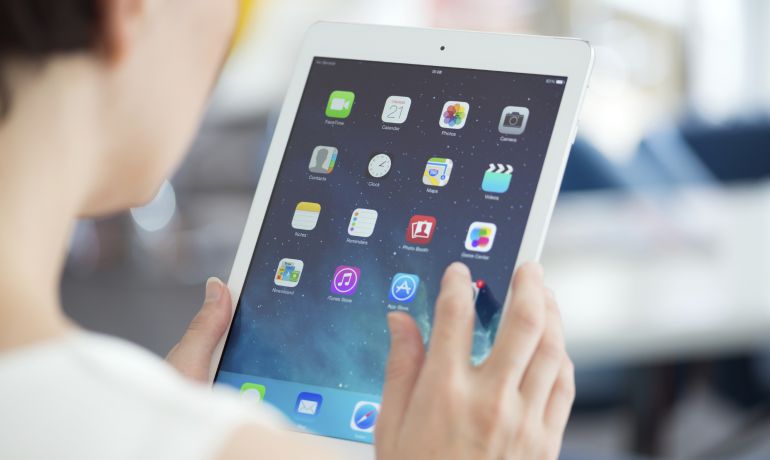 Una mujer utiliza el iPad Air de Apple Una mujer utiliza el iPad Air de Apple