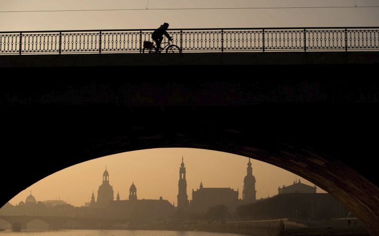 Un ciclista cruza un puente en una gran ciudad europa, la alemana Dresde. Un ciclista cruza un puente en una gran ciudad europa, la alemana Dresde.