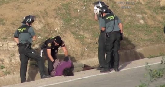 Ocho guardias civiles, imputados por la expulsión ilegal de inmigrantes en Melilla Ocho guardias civiles, imputados por la expulsión ilegal de inmigrantes en Melilla